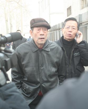 杨少华参加马季葬礼，一张罕见的留影，这张照片拍摄于2006年，地点在北京八宝山公
