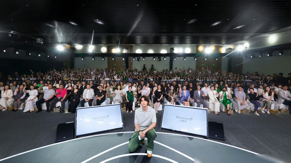 王一博这种反向营业，才是内娱真正的顶流心法。品牌方流程里根本没安排，他却主动跟全场粉丝拍大合影，一个