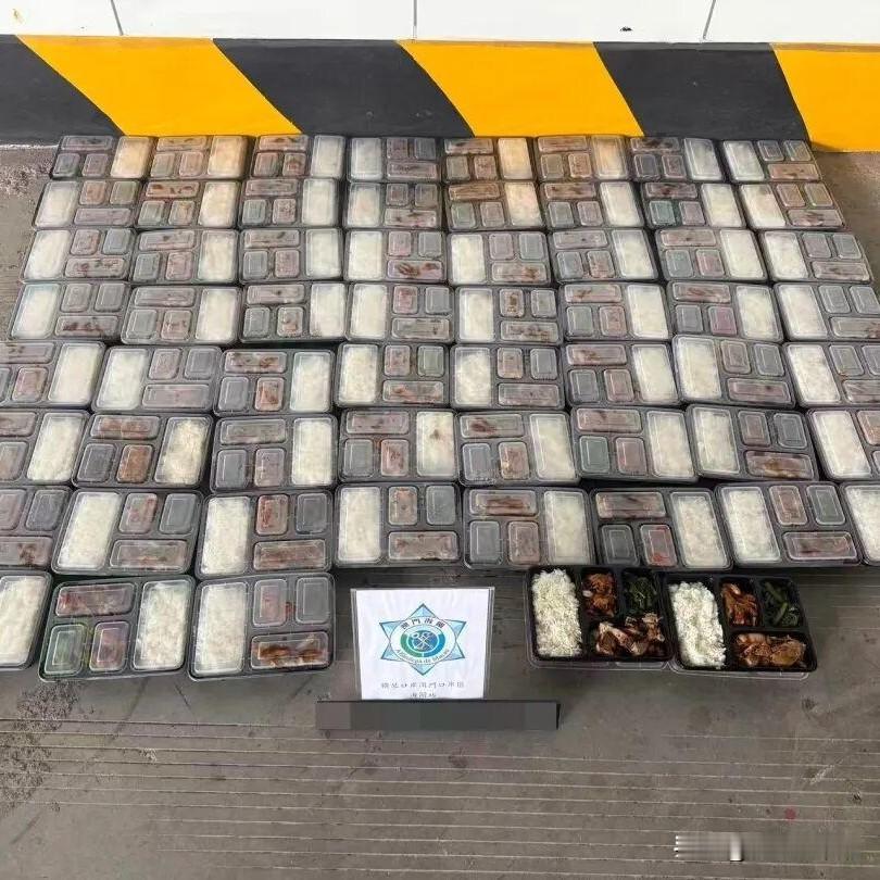 看笑了！第一次听说走私盒饭的。4月22日，一个澳门男子在过境珠海横琴口岸