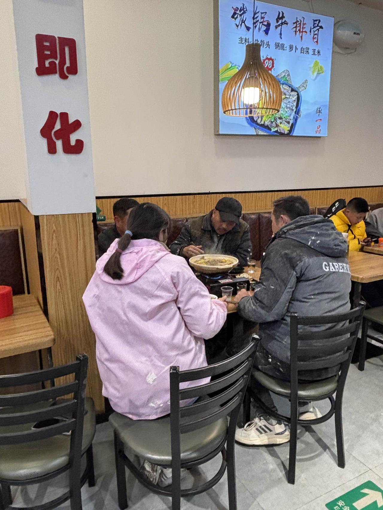 收工了，累了饿了——吃上一顿热乎乎的饭菜，再喝两杯小酒，一天的辛苦，值了！