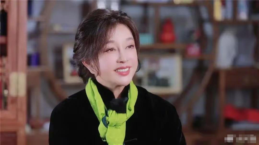 求求《折腰》赶紧一下子播完吧，要不真的看不完就可能要被下架了。因为咱庆奶在剧