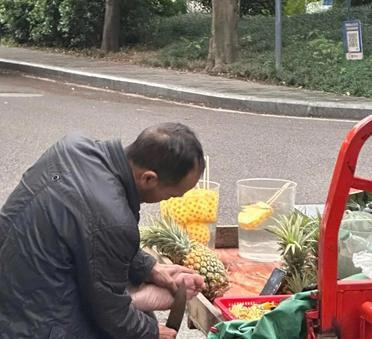 大家看看：谁以后还敢吃路边卖的菠萝