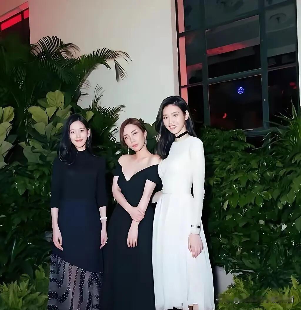 原来一直觉得奶茶妹妹挺漂亮的，长相甜美，气质又是那么出众，可当她和其他美女同框时