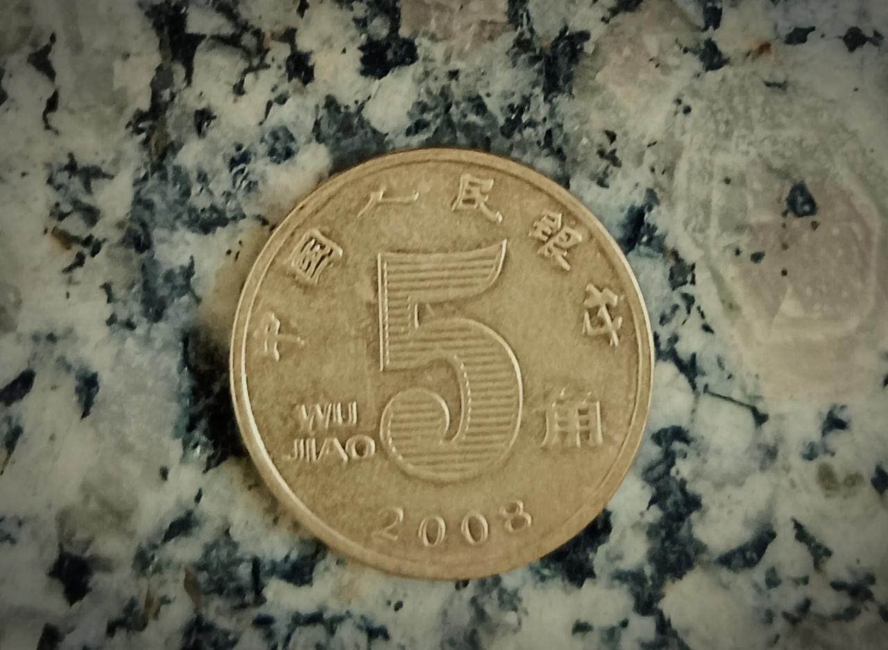 昨天在客厅的茶水桌的玻璃柜下面的小抽屉里找指甲钳，在一堆乱七八糟的东西的下面发现