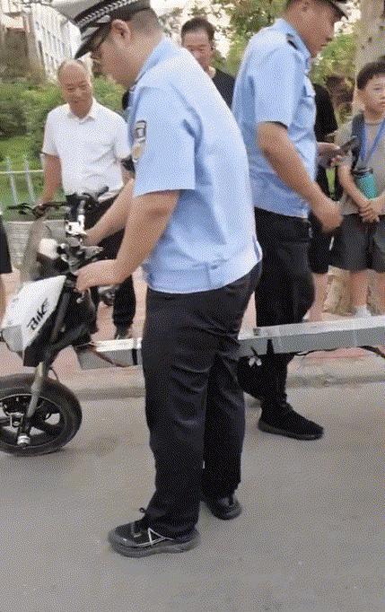 车′主：原装的。警察：你再说一遍！