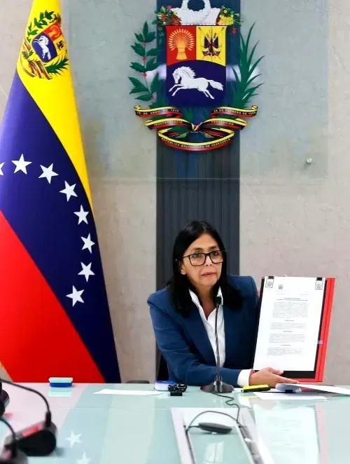 这局棋下的，真是绝了。亲哥跑去跟美国人密谈，谈的条件是：把我妹扶上台，我老板马