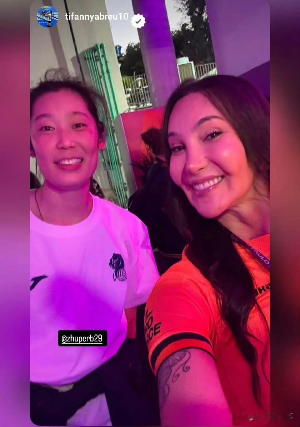 朱婷在巴西又被追星了[赞]2025年12月11日，赛后，巴西奥萨斯库俱乐部球员