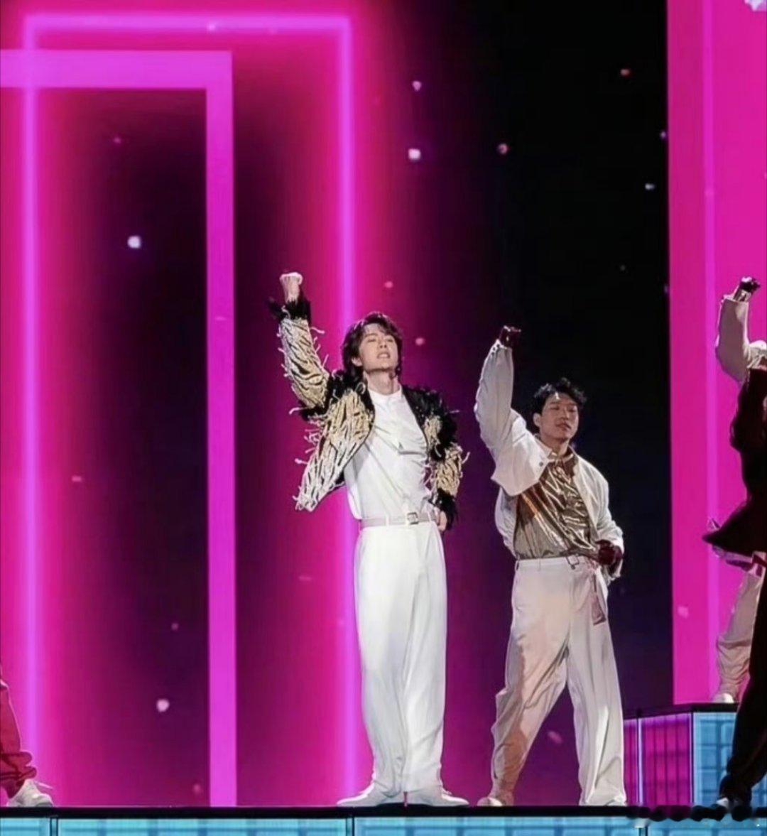 央视文艺发了王一博央视文艺发了王一博《2026春节联欢晚会》完成第五次彩排图，央