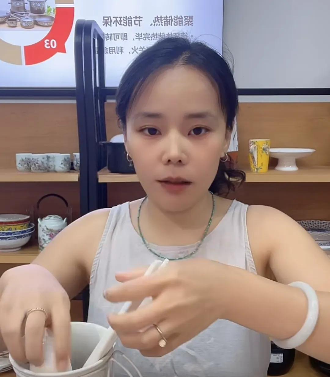 熊磊趁着这段的流量，每天都卖货！直播间现在已经上升到1千多人，过去也就是一二