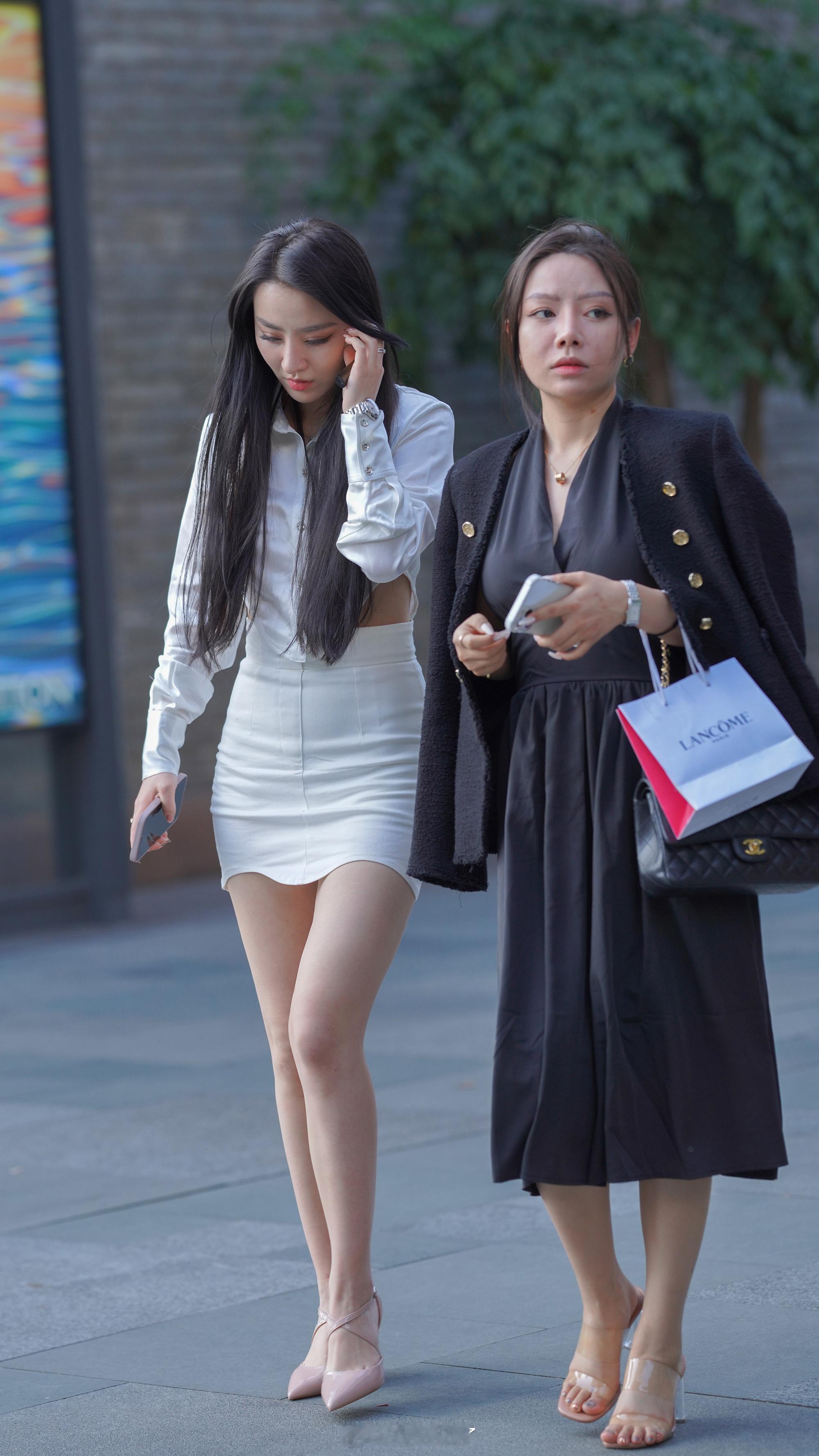 黑白双生，逛街也要气场全开。7488街拍我的摄影日记街拍穿搭时尚街拍
