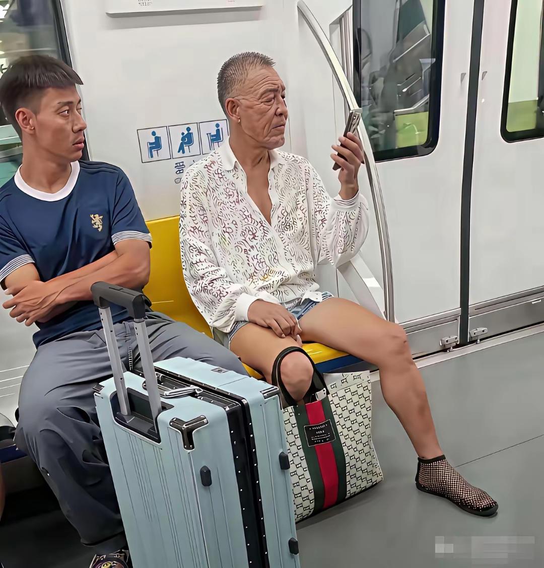 自己不尴尬，独步天下无敌手。老头活出了自信人生。