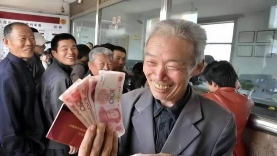 为什么一轮轮刺激消费，效果却总是不尽如人意？有专家直言，真想把消费带起来，关键还