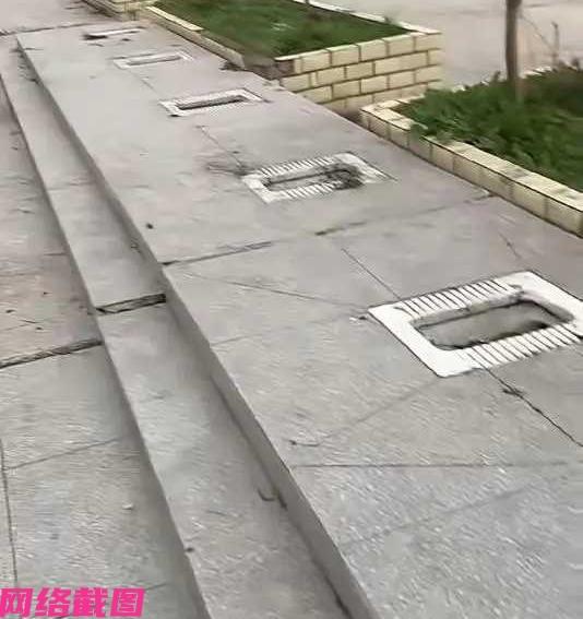 四川宜宾有男子突然内急要找卫生间，但男子不熟悉眼前的路，于是男子打开了导航，方便