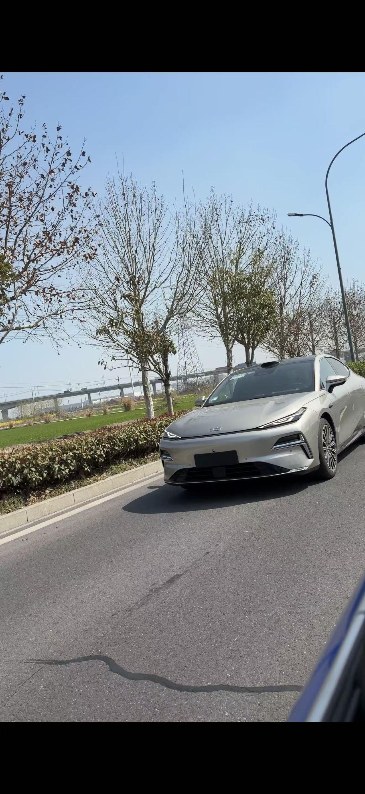 吉利银河星耀8新版车型曝光：新增专属车色，配备激光雷达、车尾小蓝灯，搭载神盾