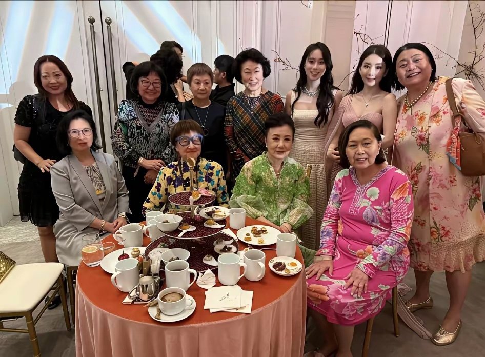 奚梦瑶的答谢宴上，都是有头有脸的亲戚朋友，网友说：“张歆艺穿着牛仔裤就来了，有点不够重视，方媛和陈乔