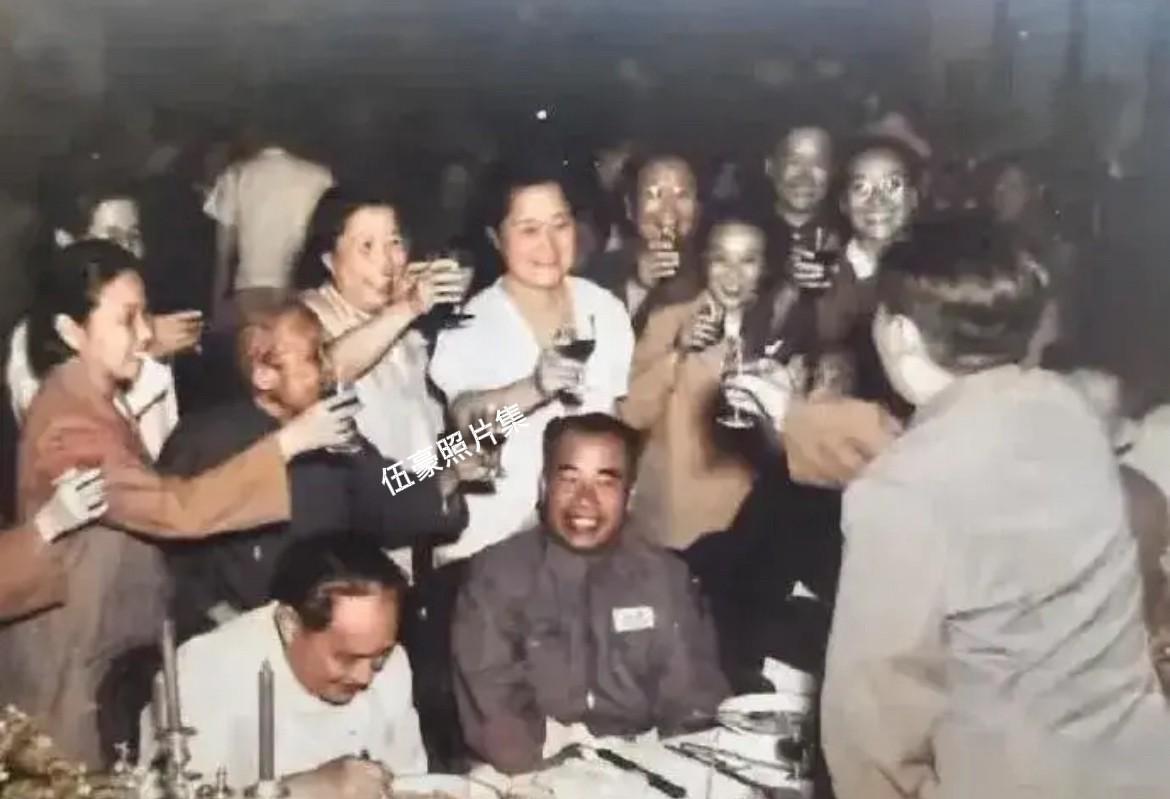 1953年，中国妇女第二次全国代表大会顺利召开后的晚宴上，邓颖超、史良、蔡畅等妇