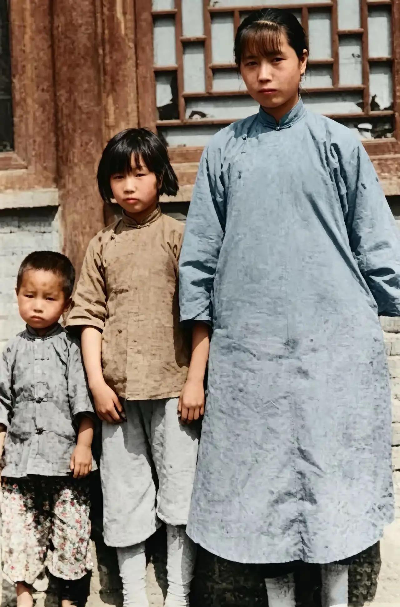 1927年，李大钊牺牲之后，三个儿女留下的一张合影，镜头中最右边的是16岁的长女