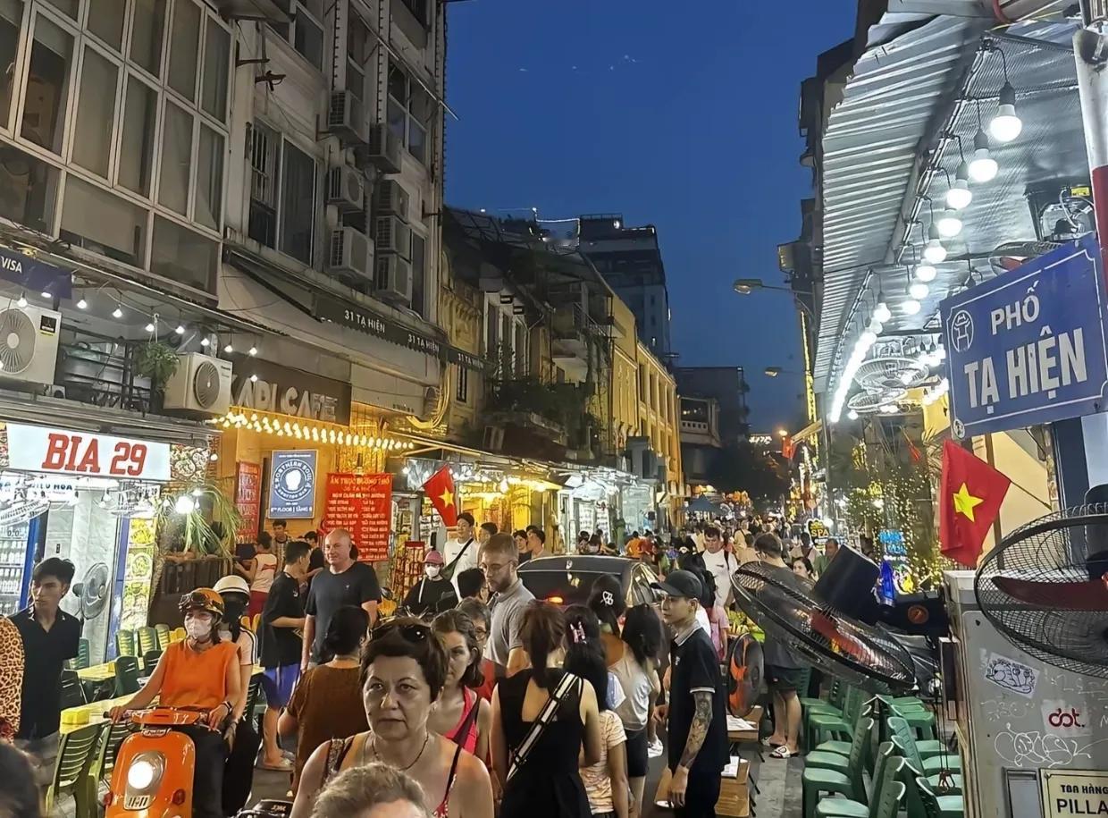 越南现在一共是34个省市，区域的划分与中国的数量差不多，很相近。越南2024年