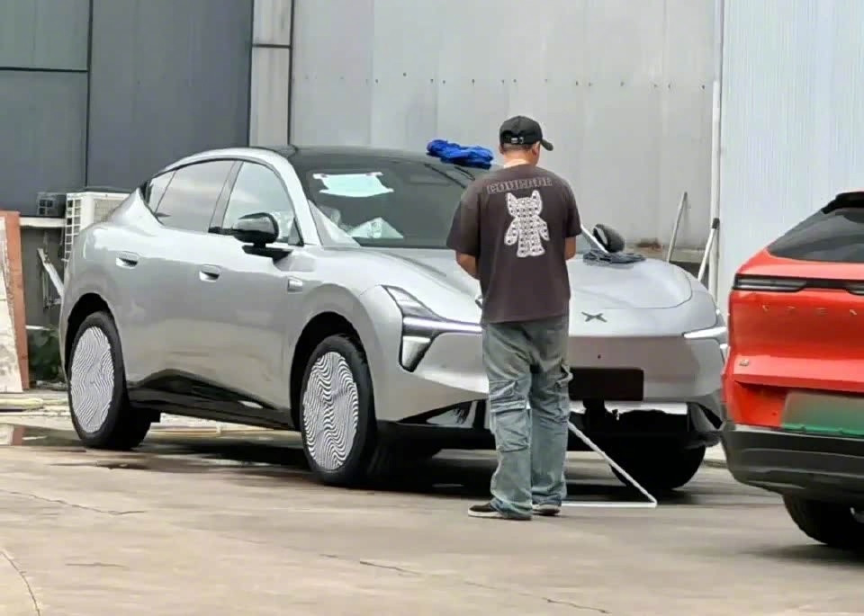 小鹏MONAD03谍照。大溜背轿跑SUV，运动感看着行啊。