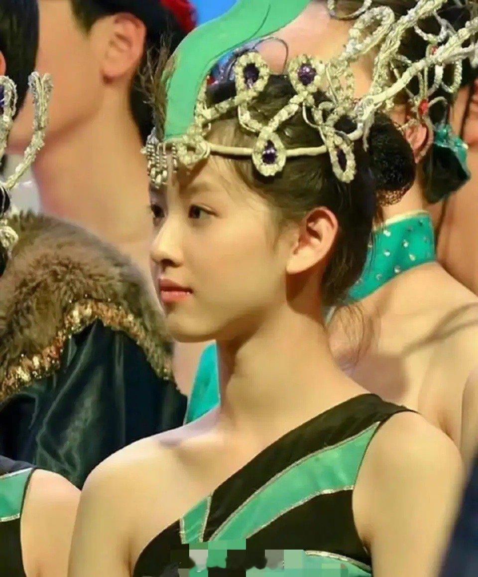 刘强东就是因为这几张照片沦陷的吧，奶茶妹妹真漂亮啊​​​