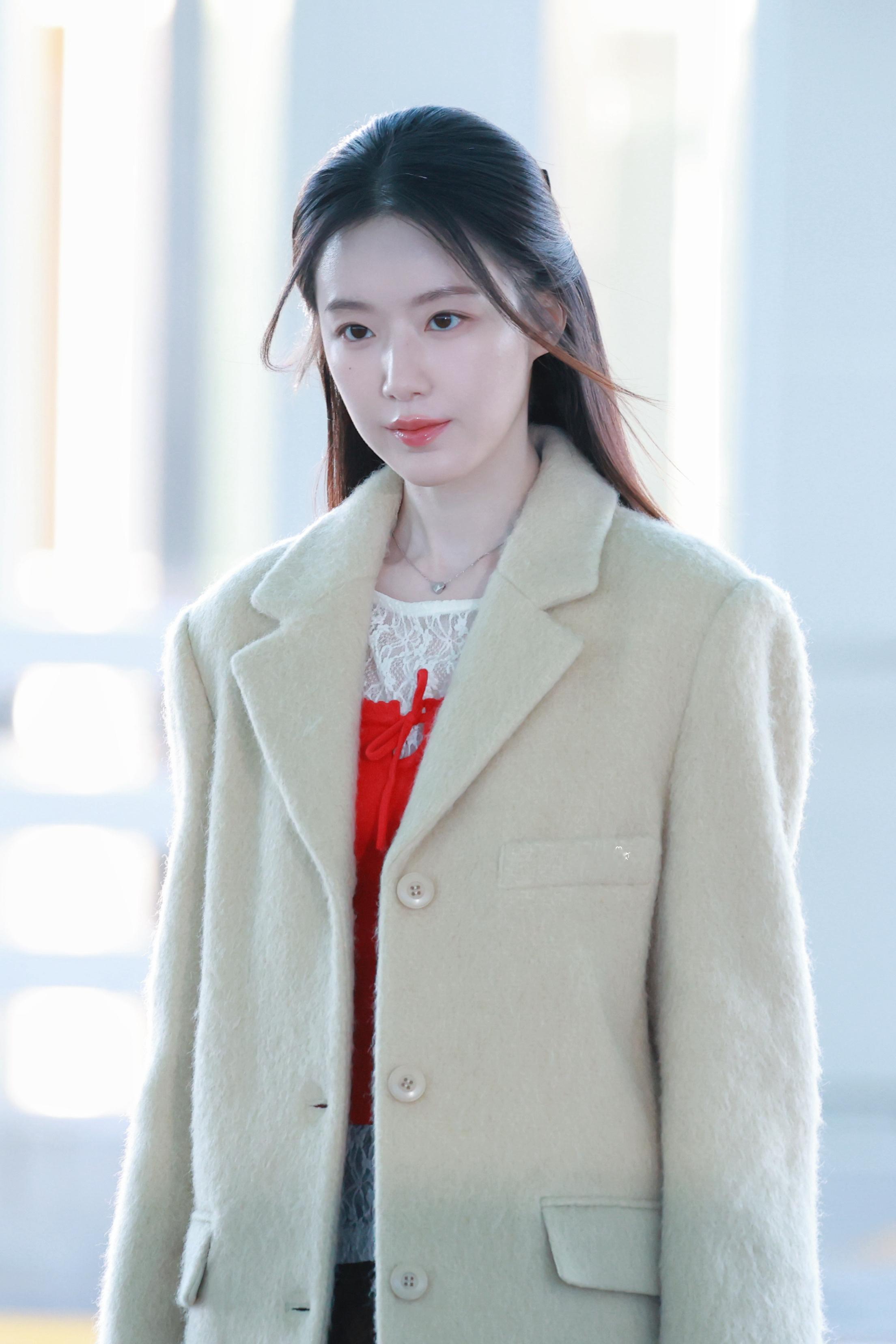 叶舒华×2025AAA出发，浅色毛呢西装外套搭配格纹半裙，红色背心与蕾丝