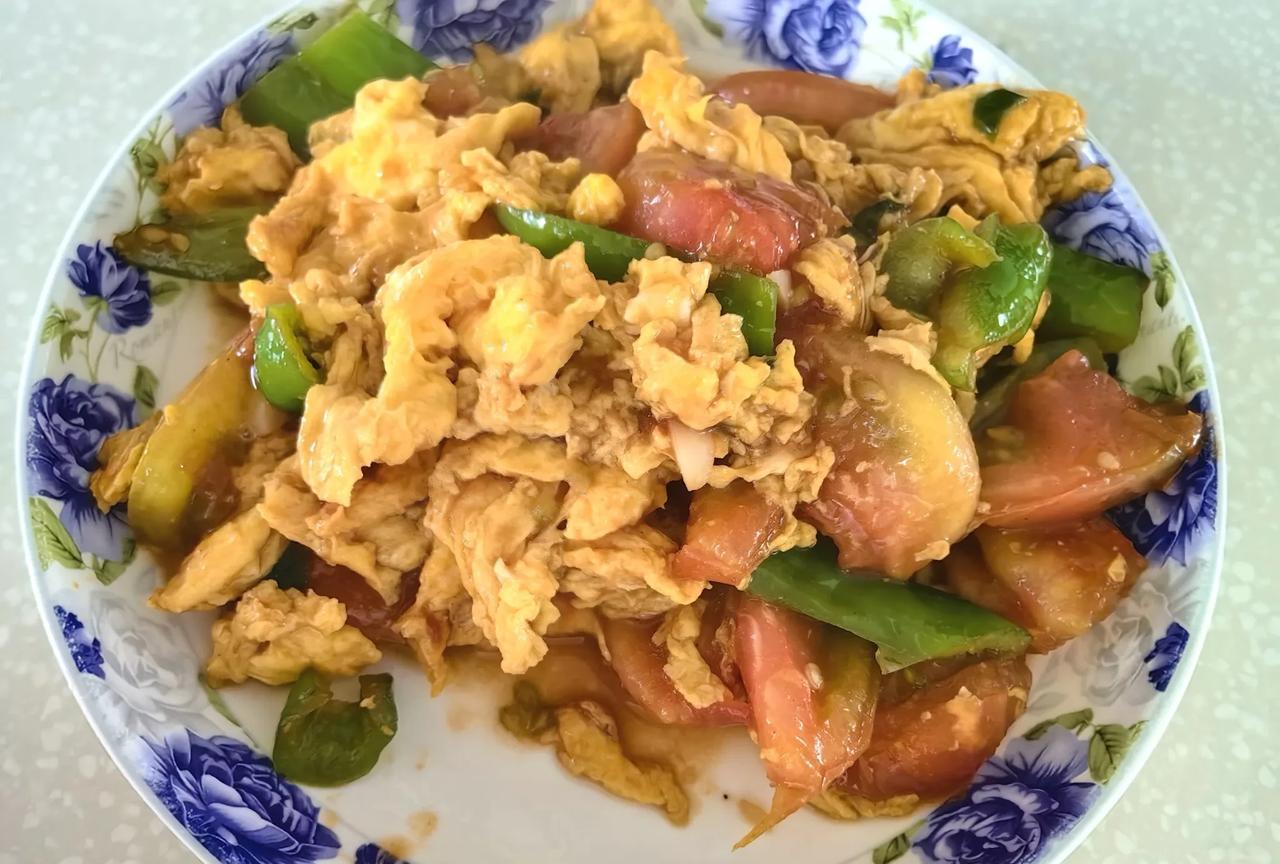 退休生活：昨日午餐，简单再简单。天热女儿和我都没有食欲，做了二米饭，西红柿炒鸡
