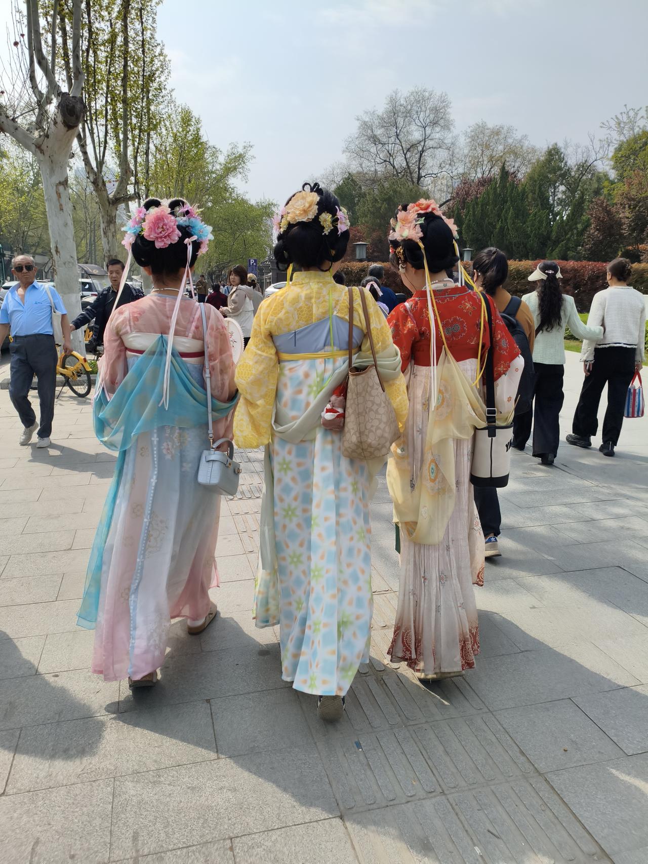 看背影挺好看，看正影更好看！走在长安大街上，仨一伙，倆一串的唐朝大姑娘们比比皆是