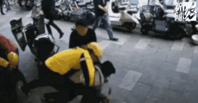 上海，一外卖小哥着急去送餐，结果发现轮胎没气了，便去电动车专卖店借打气筒。谁知老