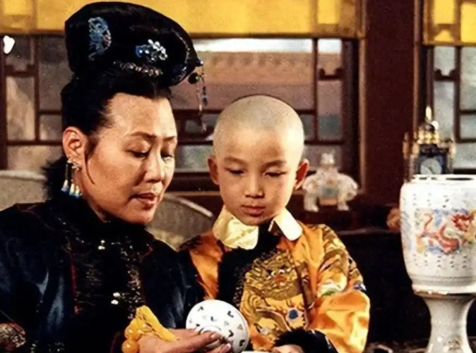 “1665年，11岁的康熙和赫舍里大婚。洞房花烛夜，赫舍里走到康熙面前，要为他宽