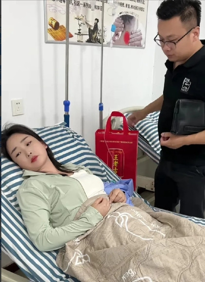 男子听说前妻癌症晚期，现任丈夫到处借钱。男子偷偷去医院帮忙交了23万后默默离开。