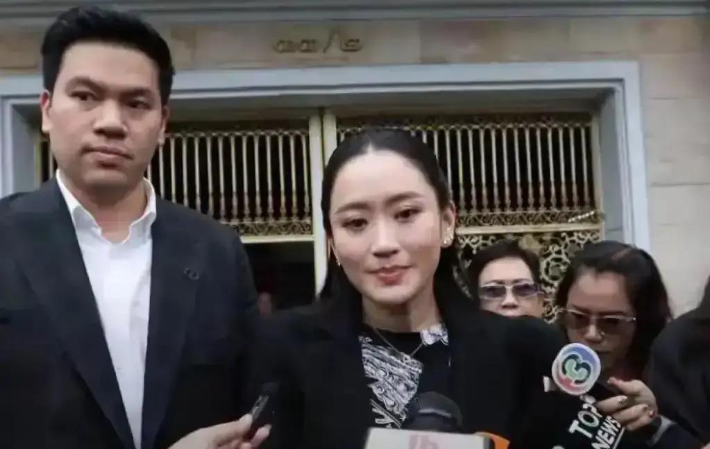 就在刚刚泰国前总理佩通坦突然宣布了，退出政坛。顺着这个宣布往下聊，泰国政坛的