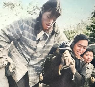 这位中国第一女巨人名叫曾金莲。她出生时有八斤多重。这与许多刚出生的孩子相比并不出