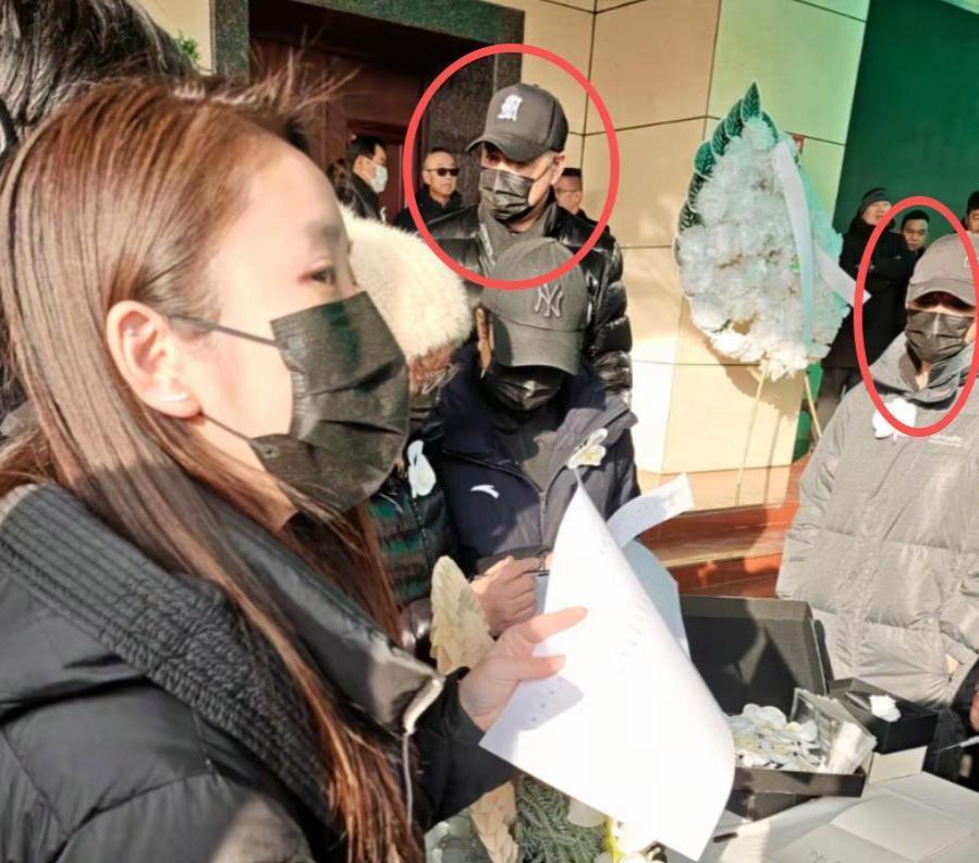 告别仪式上，儿子手捧遗像眼眶泛红，前夫社交定位显示美国，另一个男人却默默出现在告