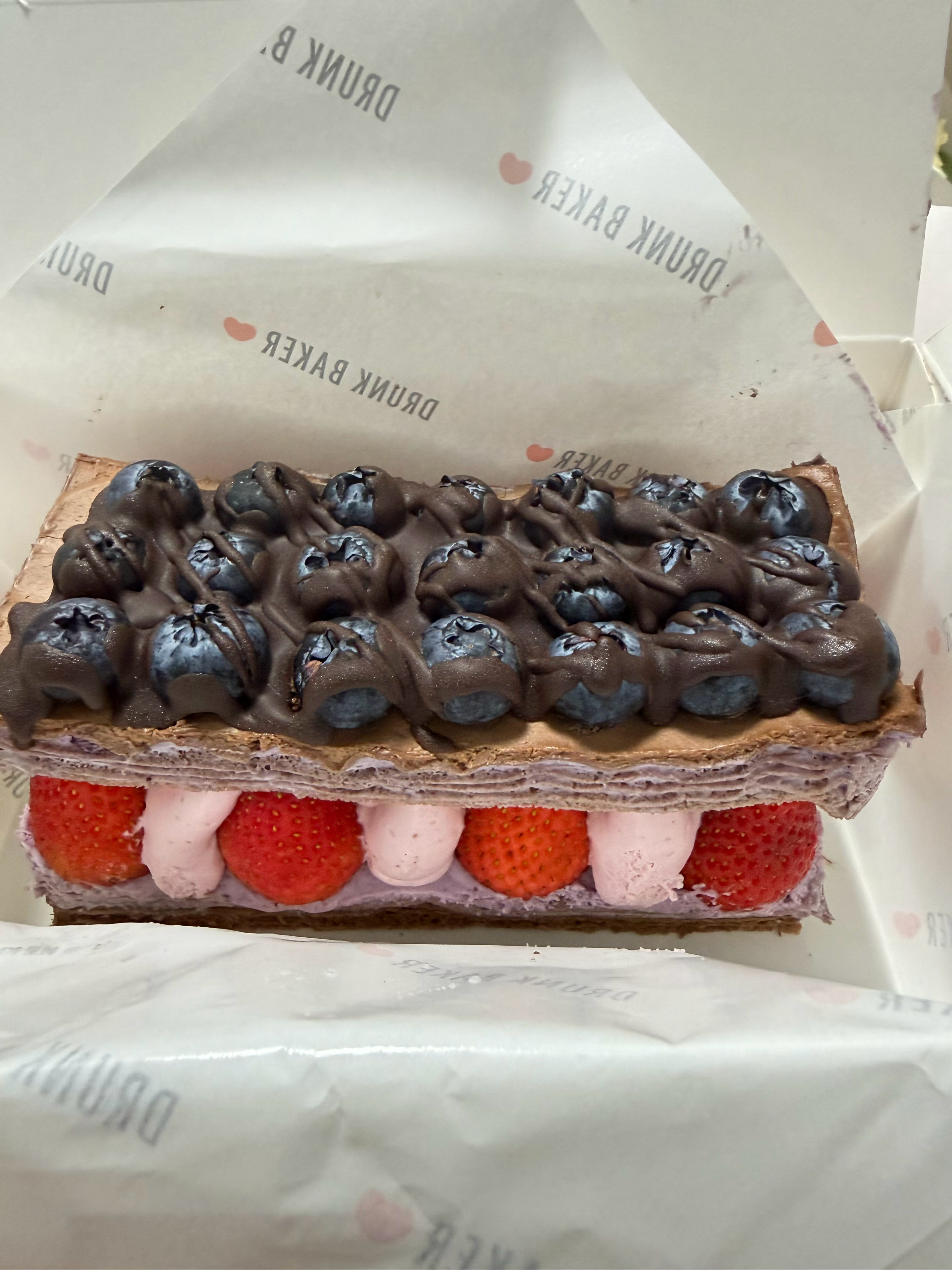 这个点吃两块醉师傅是不是太罪恶了现在的草莓🍓好酸呐！​​​