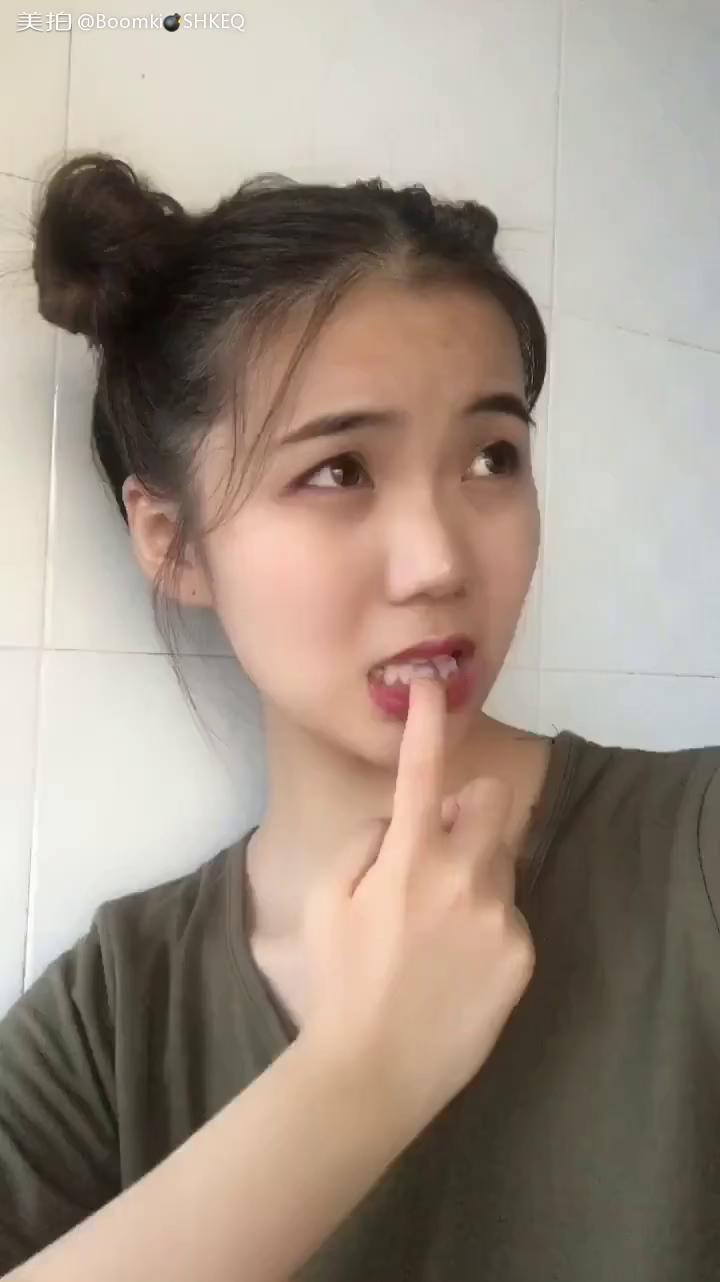 笑话：一小孩问妈妈：为什么别人来我家玩，走的时候你要说慢走慢走？妈妈告诉他：因为