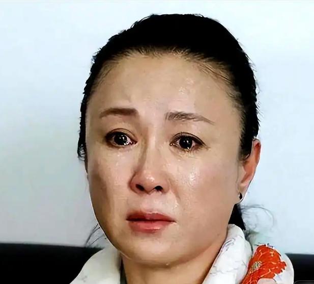 北京公墓前，59岁的傅艺伟亲手将儿子的骨灰盒放入墓穴。身旁，是她离异多年的前夫。