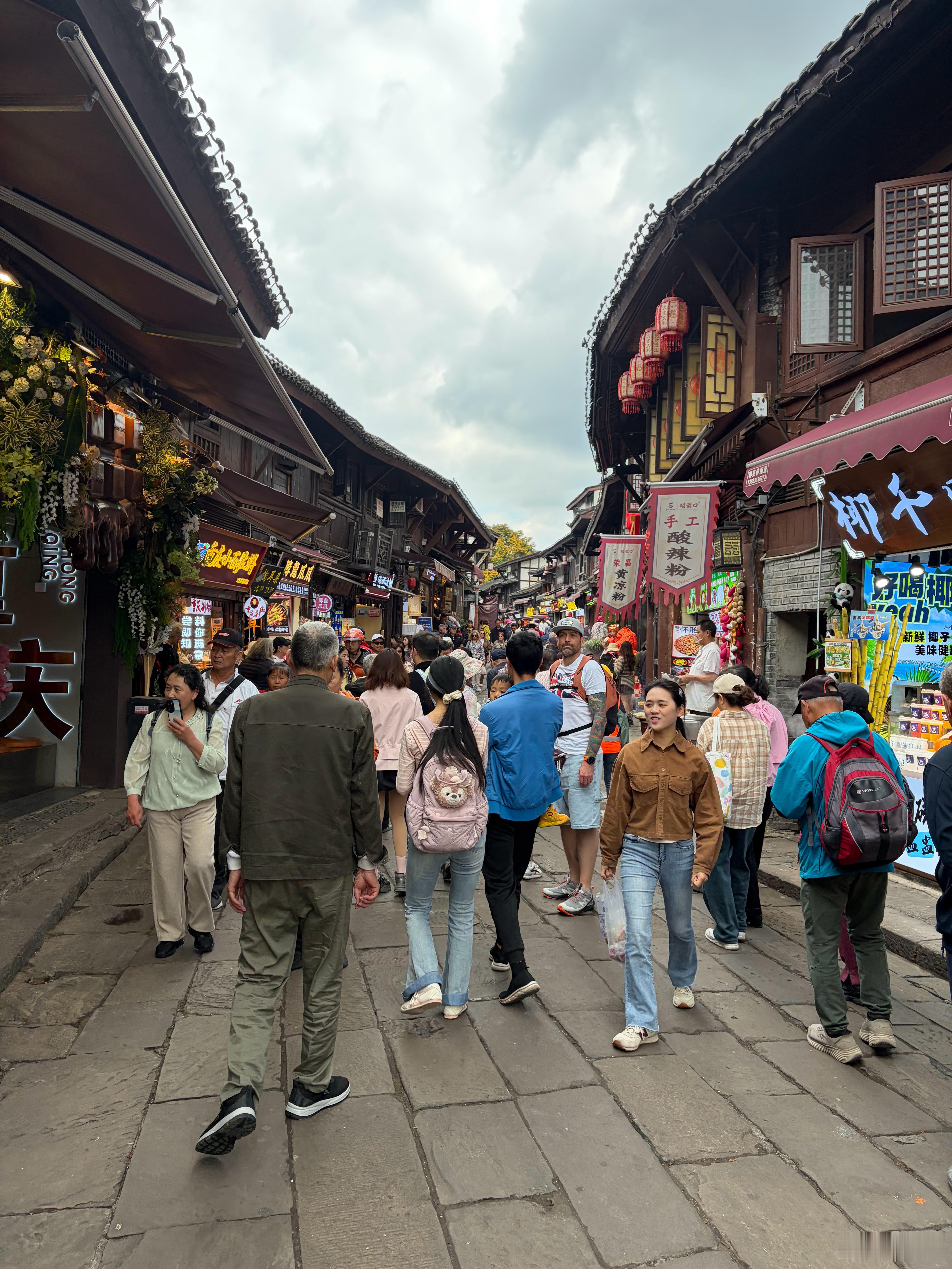 沙坪坝的磁器口，重庆了不得，周三工作日还有这么多游客，而且很多老外。城市的活力指