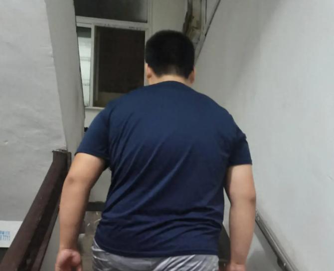“太离谱了！”206斤外甥晚上去找舅妈，却意外撞见舅妈偷情，便径直将舅妈的情人，