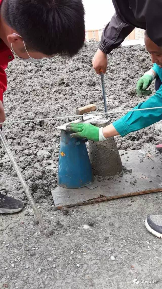 实验人员现场检测水泥混凝土坍落度