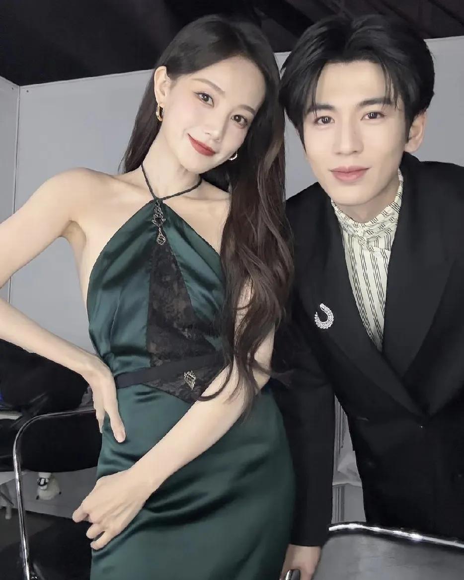 李一桐和张凌赫的公司，也不知道怎么想的。别的公司都让火的演员，扶持不温不火的演