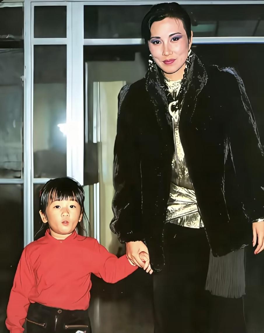 谢婷婷从小就是被捧在手心里的小公主，有父母爱兄长宠，还有干妈汪明荃护着她；长大