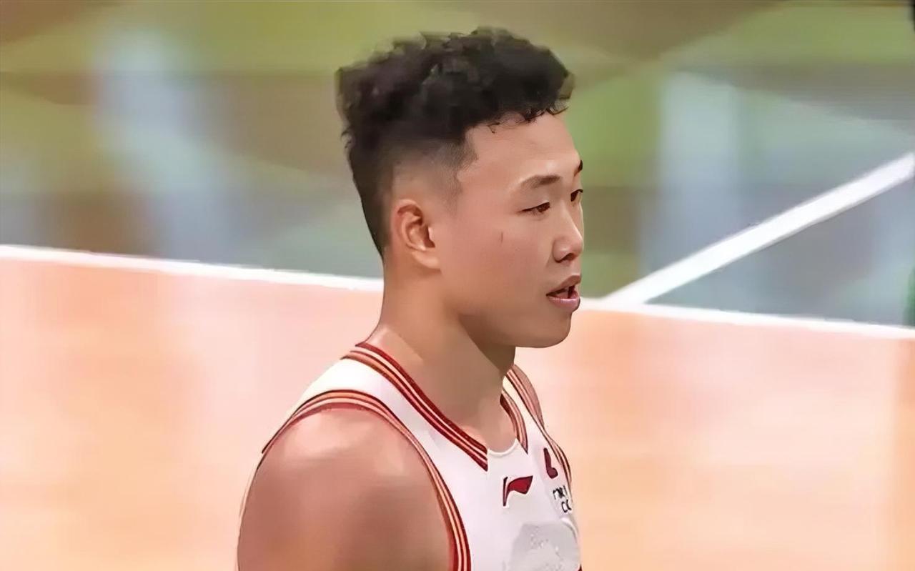 不吹不黑，今日胡金秋和贺希宁i的表现对比！！胡金秋：首发上场28分钟，投篮