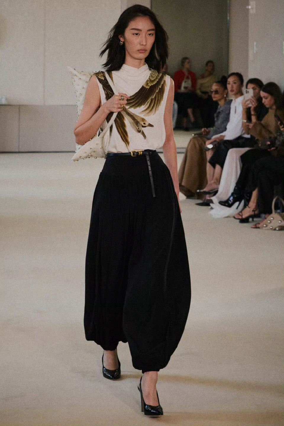 AltuzarraSpring2026纽约时装周以花卉与飞鸟为灵感，呈现充