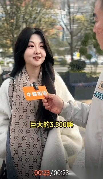 朋友圈里有人新提了车，方向盘上搭着手，那表不经意地露出一角。还有人飞去土耳其坐