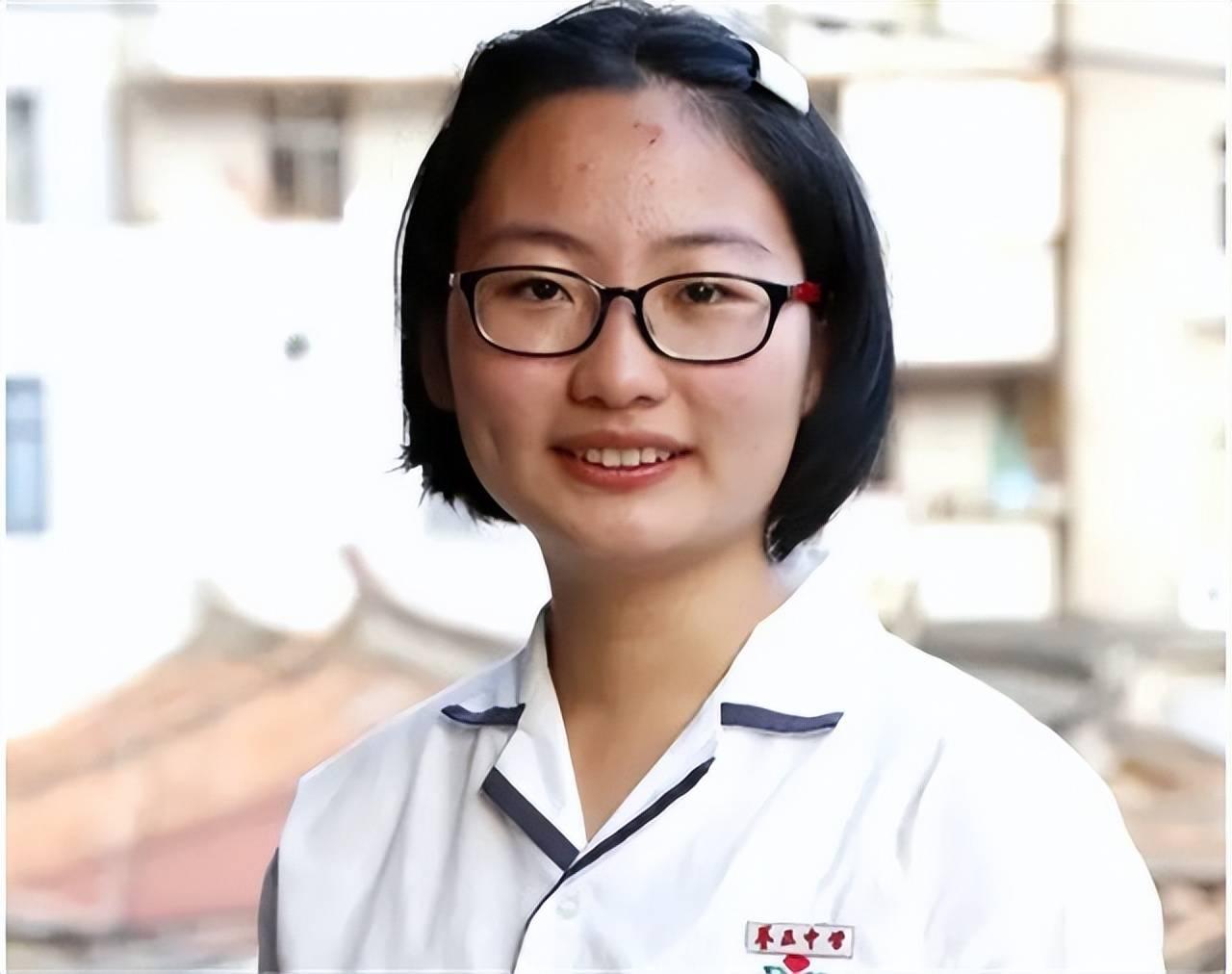 她是中国最“贵”的高考女状元，考了687分，总共拿了100万奖励。学校奖30万，