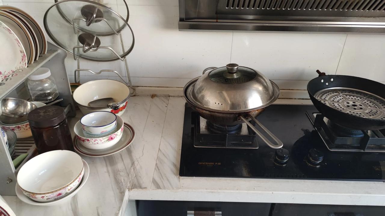 退休后，每天老伴儿给我布置任务，中午做什么什么饭，干什么什么活，然后趾高气扬的去