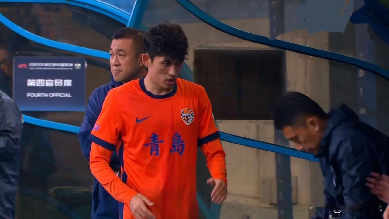 青岛海牛队惊险保级，中甲水平呆在中超也难为了李霄鹏！重返冲超之后的三个赛季，