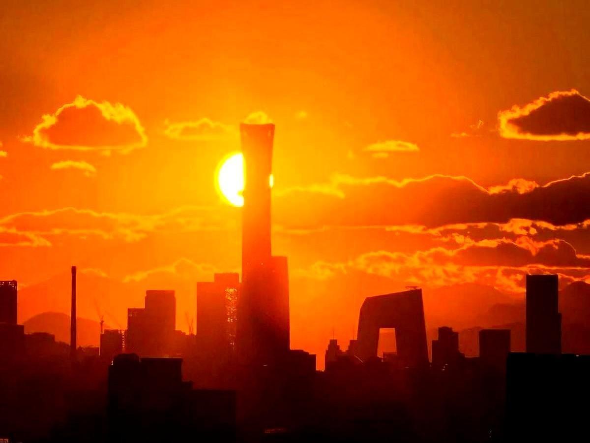 一个朋友，家里的身家大约过亿那种，他现在就是不去创业、投资，甚至连理财都不买，家