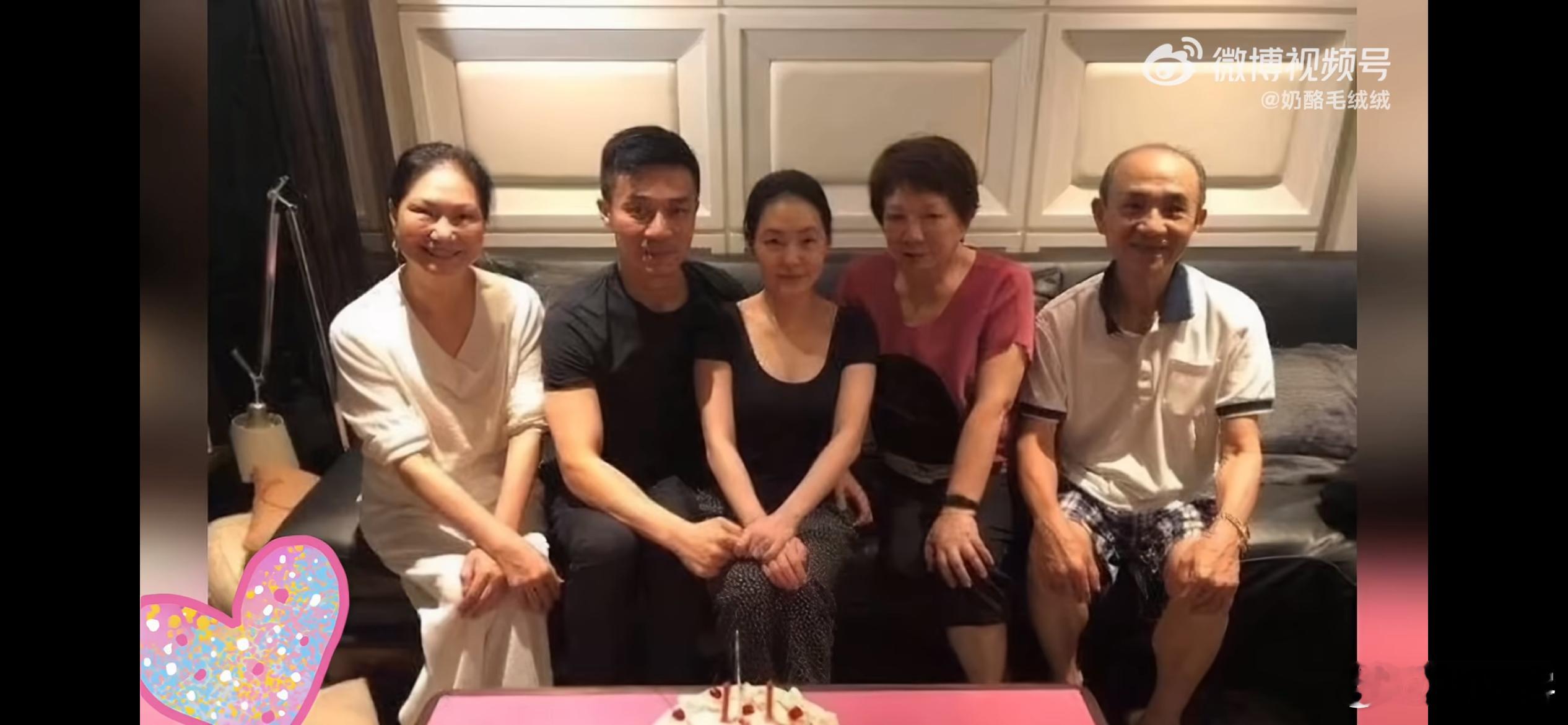 小S亲老公庆生照，镜头里小S主动贴近丈夫许雅钧，亲密贴面送上生日祝福，氛围温馨松