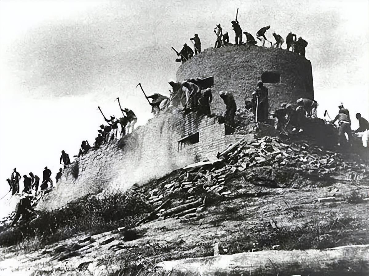 1944年，一名地下党员入狱后被汉奸认出，他求狱友结束自己生命保住机密，却在关键